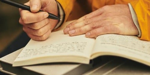 Persoon die schrijft