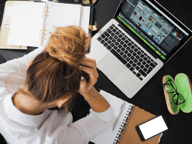 Vrouw met stress op werk
